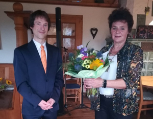 Mit einem Blumenstrauß bedankte sich der Vorstand Harald Eisenreich auch bei Liane Schütz, der Ehefrau des ausgeschiedenen Aufsichtsrats. Sie hielt ihrem Mann den Rücken frei, wenn er in Sachen "Raiffeisen" unterwegs war.